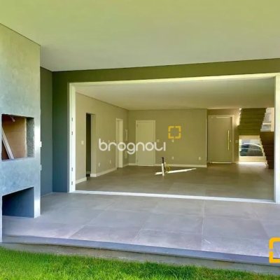 Casa de Condomínio com 266m², 4 quartos (sendo 3 suítes), 2 garagens, no bairro Ratones em Florianópolis