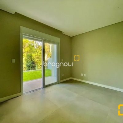 Casa de Condomínio com 266m², 4 quartos (sendo 3 suítes), 2 garagens, no bairro Ratones em Florianópolis