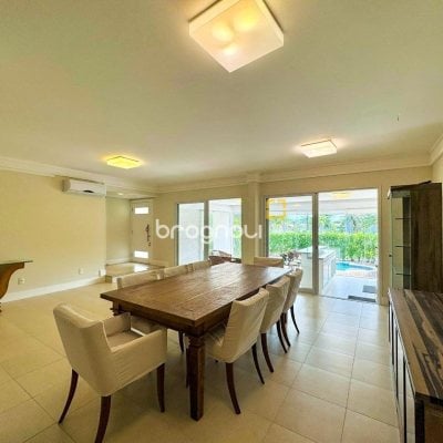 Casa de Condomínio com 380m², 3 quartos (sendo 1 suíte), 2 garagens, no bairro Cacupé em Florianópolis