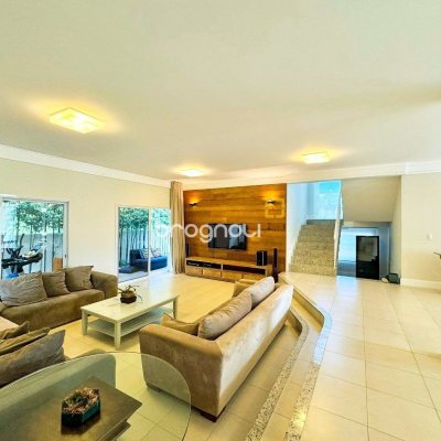 Casa de Condomínio com 380m², 3 quartos (sendo 1 suíte), 2 garagens, no bairro Cacupé em Florianópolis