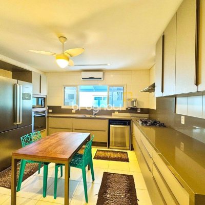 Casa de Condomínio com 380m², 3 quartos (sendo 1 suíte), 2 garagens, no bairro Cacupé em Florianópolis