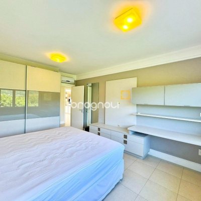 Casa de Condomínio com 380m², 3 quartos (sendo 1 suíte), 2 garagens, no bairro Cacupé em Florianópolis