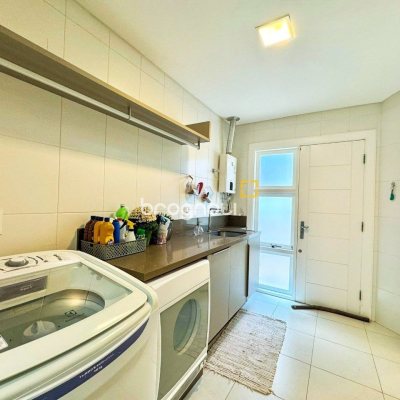Casa de Condomínio com 380m², 3 quartos (sendo 1 suíte), 2 garagens, no bairro Cacupé em Florianópolis