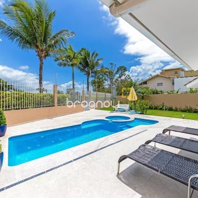 Casa com 222m², 4 quartos (sendo 2 suítes), 2 garagens, no bairro Daniela em Florianópolis