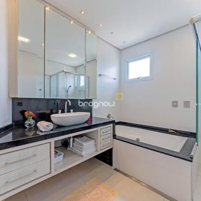 Casa com 222m², 4 quartos (sendo 2 suítes), 2 garagens, no bairro Daniela em Florianópolis