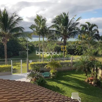Casa com 222m², 4 quartos (sendo 2 suítes), 2 garagens, no bairro Daniela em Florianópolis