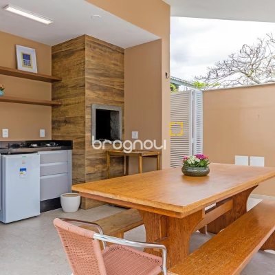 Casa com 222m², 4 quartos (sendo 2 suítes), 2 garagens, no bairro Daniela em Florianópolis