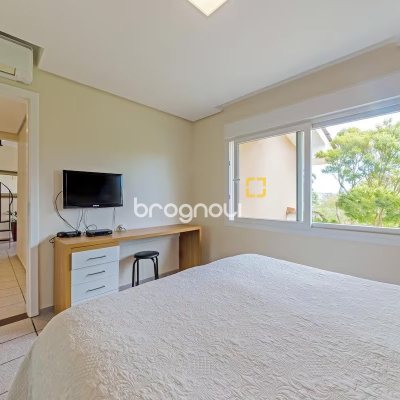 Casa com 222m², 4 quartos (sendo 2 suítes), 2 garagens, no bairro Daniela em Florianópolis