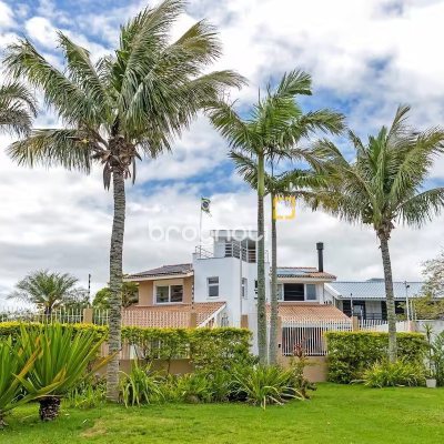Casa com 222m², 4 quartos (sendo 2 suítes), 2 garagens, no bairro Daniela em Florianópolis