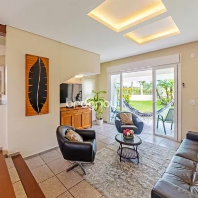Casa com 222m², 4 quartos (sendo 2 suítes), 2 garagens, no bairro Daniela em Florianópolis