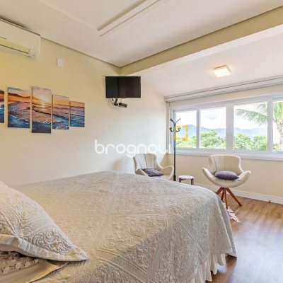 Casa com 222m², 4 quartos (sendo 2 suítes), 2 garagens, no bairro Daniela em Florianópolis
