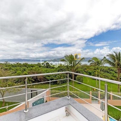 Casa com 222m², 4 quartos (sendo 2 suítes), 2 garagens, no bairro Daniela em Florianópolis