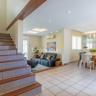 Casa com 222m², 4 quartos (sendo 2 suítes), 2 garagens, no bairro Daniela em Florianópolis