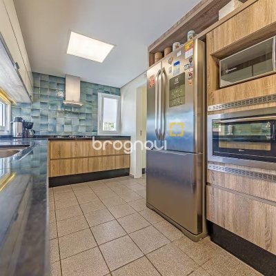 Casa com 222m², 4 quartos (sendo 2 suítes), 2 garagens, no bairro Daniela em Florianópolis