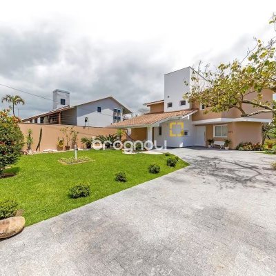 Casa com 222m², 4 quartos (sendo 2 suítes), 2 garagens, no bairro Daniela em Florianópolis