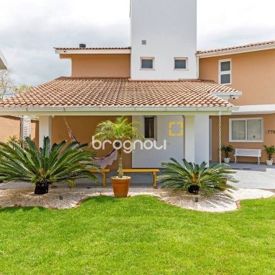 Casa com 222m², 4 quartos (sendo 2 suítes), 2 garagens, no bairro Daniela em Florianópolis