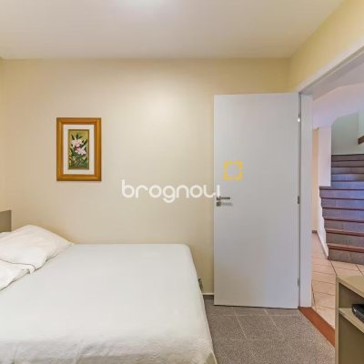 Casa com 222m², 4 quartos (sendo 2 suítes), 2 garagens, no bairro Daniela em Florianópolis