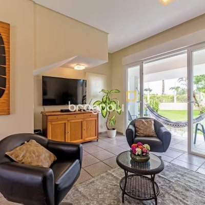Casa com 222m², 4 quartos (sendo 2 suítes), 2 garagens, no bairro Daniela em Florianópolis