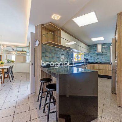 Casa com 222m², 4 quartos (sendo 2 suítes), 2 garagens, no bairro Daniela em Florianópolis