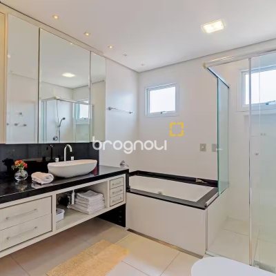 Casa com 222m², 4 quartos (sendo 2 suítes), 2 garagens, no bairro Daniela em Florianópolis
