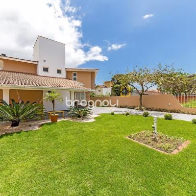 Casa com 222m², 4 quartos (sendo 2 suítes), 2 garagens, no bairro Daniela em Florianópolis
