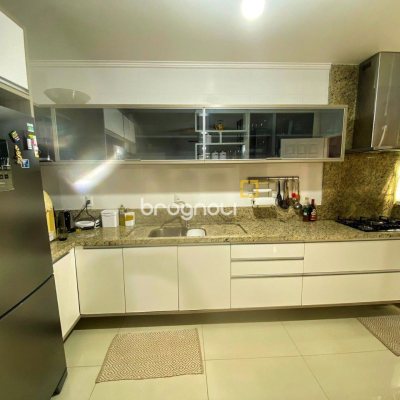Casa com 156m², 5 quartos (sendo 3 suítes), 3 garagens, no bairro Santa Monica em Florianópolis