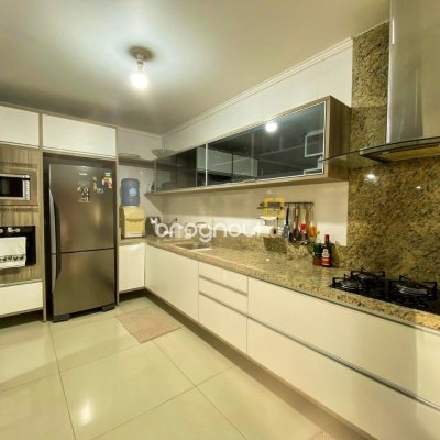 Casa com 156m², 5 quartos (sendo 3 suítes), 3 garagens, no bairro Santa Monica em Florianópolis