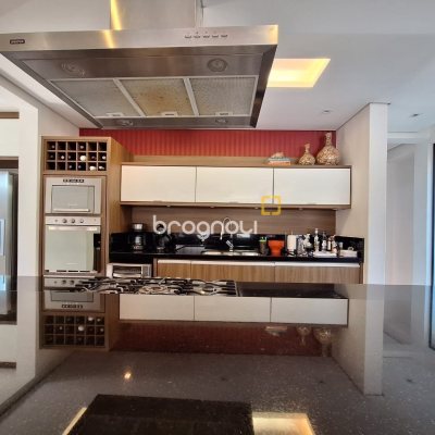 Casa de Condomínio com 282m², 4 quartos (sendo 3 suítes), 2 garagens, no bairro João Paulo em Florianópolis