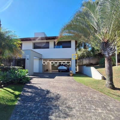 Casa de Condomínio com 282m², 4 quartos (sendo 3 suítes), 2 garagens, no bairro João Paulo em Florianópolis
