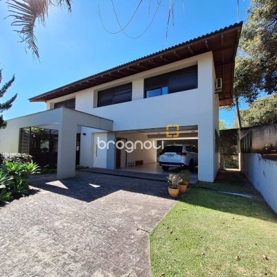 Casa de Condomínio com 282m², 4 quartos (sendo 3 suítes), 2 garagens, no bairro João Paulo em Florianópolis