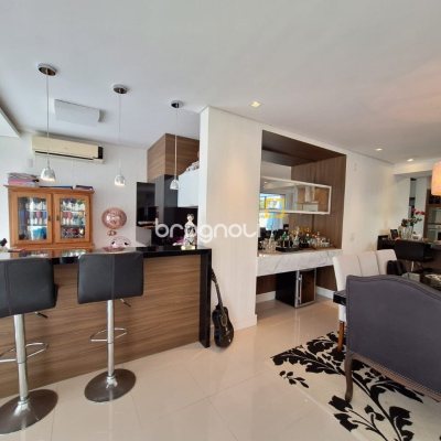 Casa de Condomínio com 282m², 4 quartos (sendo 3 suítes), 2 garagens, no bairro João Paulo em Florianópolis