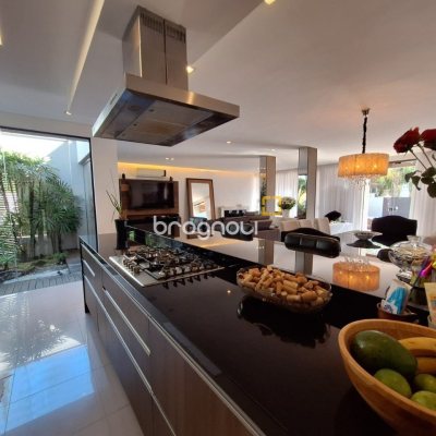 Casa de Condomínio com 282m², 4 quartos (sendo 3 suítes), 2 garagens, no bairro João Paulo em Florianópolis