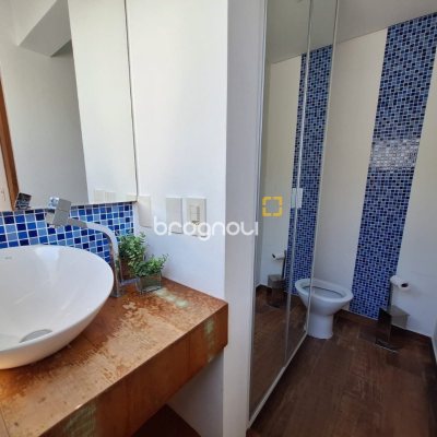 Casa de Condomínio com 282m², 4 quartos (sendo 3 suítes), 2 garagens, no bairro João Paulo em Florianópolis