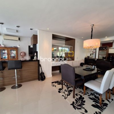 Casa de Condomínio com 282m², 4 quartos (sendo 3 suítes), 2 garagens, no bairro João Paulo em Florianópolis