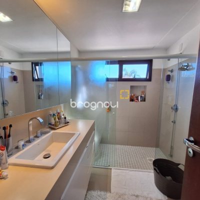 Casa de Condomínio com 282m², 4 quartos (sendo 3 suítes), 2 garagens, no bairro João Paulo em Florianópolis