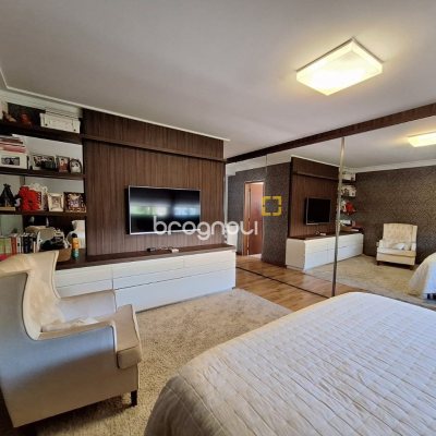 Casa de Condomínio com 282m², 4 quartos (sendo 3 suítes), 2 garagens, no bairro João Paulo em Florianópolis