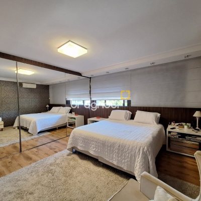 Casa de Condomínio com 282m², 4 quartos (sendo 3 suítes), 2 garagens, no bairro João Paulo em Florianópolis