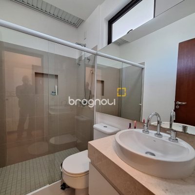 Casa de Condomínio com 282m², 4 quartos (sendo 3 suítes), 2 garagens, no bairro João Paulo em Florianópolis