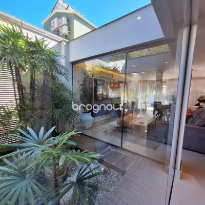 Casa de Condomínio com 282m², 4 quartos (sendo 3 suítes), 2 garagens, no bairro João Paulo em Florianópolis