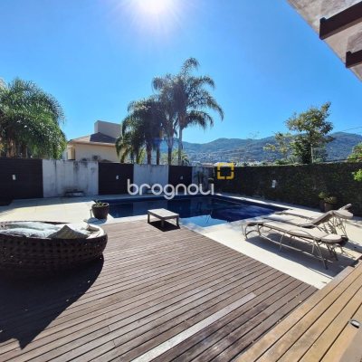 Casa de Condomínio com 282m², 4 quartos (sendo 3 suítes), 2 garagens, no bairro João Paulo em Florianópolis