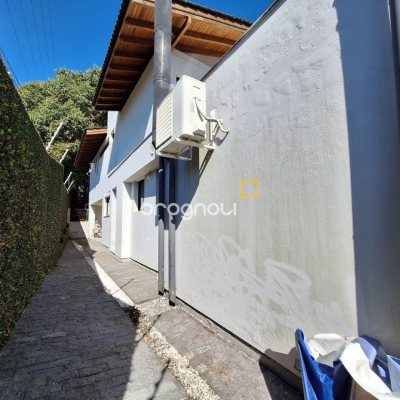 Casa de Condomínio com 282m², 4 quartos (sendo 3 suítes), 2 garagens, no bairro João Paulo em Florianópolis