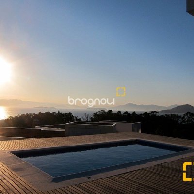 Casa de Condomínio com 461m², 3 quartos (sendo 3 suítes), 4 garagens, no bairro Cacupé em Florianópolis