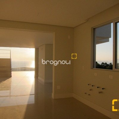 Casa de Condomínio com 461m², 3 quartos (sendo 3 suítes), 4 garagens, no bairro Cacupé em Florianópolis