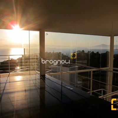Casa de Condomínio com 461m², 3 quartos (sendo 3 suítes), 4 garagens, no bairro Cacupé em Florianópolis