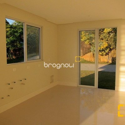 Casa de Condomínio com 461m², 3 quartos (sendo 3 suítes), 4 garagens, no bairro Cacupé em Florianópolis