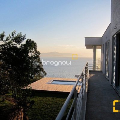 Casa de Condomínio com 461m², 3 quartos (sendo 3 suítes), 4 garagens, no bairro Cacupé em Florianópolis