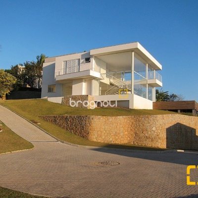 Casa de Condomínio com 461m², 3 quartos (sendo 3 suítes), 4 garagens, no bairro Cacupé em Florianópolis