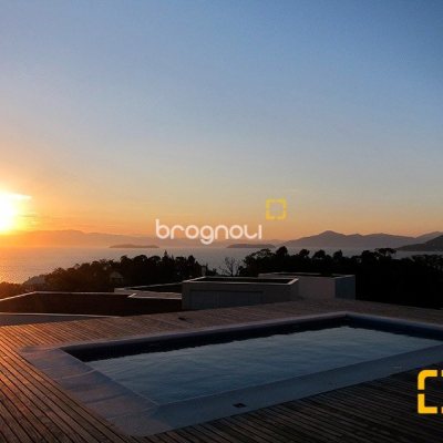 Casa de Condomínio com 461m², 3 quartos (sendo 3 suítes), 4 garagens, no bairro Cacupé em Florianópolis