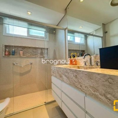 Apartamento com 206m², 3 quartos (sendo 3 suítes), 3 garagens, no bairro Beira Mar em Florianópolis