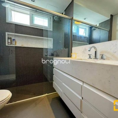 Apartamento com 206m², 3 quartos (sendo 3 suítes), 3 garagens, no bairro Beira Mar em Florianópolis